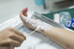 нанести увлажняющий крем